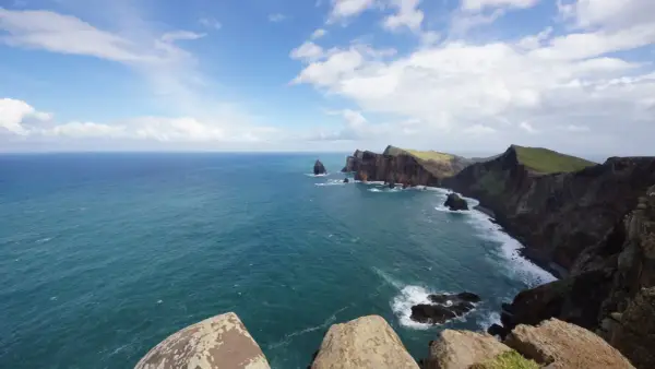 Steile Klippen und das weite Meer vor Madeira im Oktober. Das Wetter ist wechselhaft, aber die Aussicht ist atemberaubend.