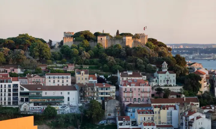Blick auf Lissabon mit dem Castelo de São Jorge auf dem Hügel. Tickets für das Castelo de São Jorge sind hier erhältlich.